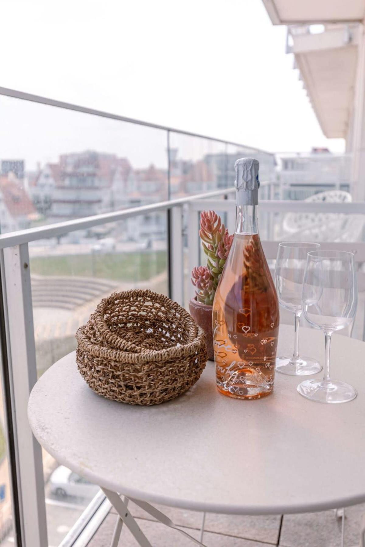 Stunning Studio With Sea-View And Terrace Apartment Knokke-Heist Bagian luar foto